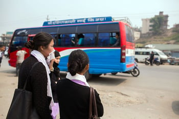 india_woman_bus_station