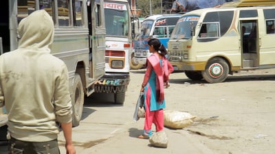 nepal_girl_bus_station