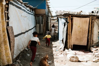 nepal_slums_kids_running