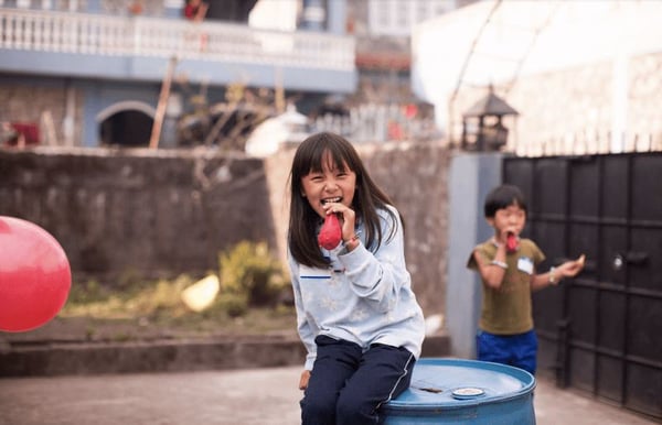 girl_smiling_red_balloon-1 (1)