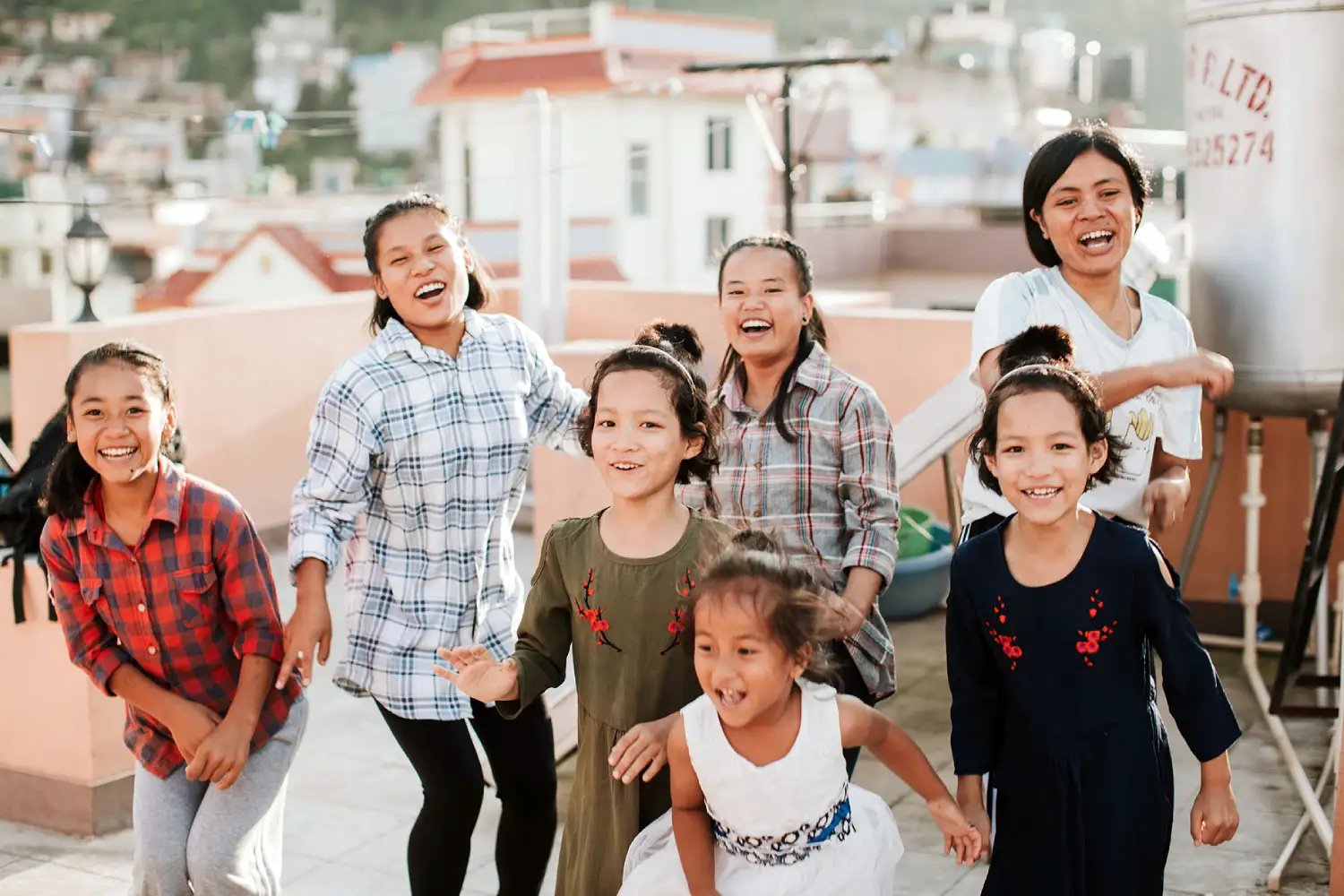 family_home_kids_smiling_jumping