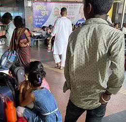 girls_train_station_india