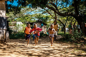 africa_children_running_smiling_village