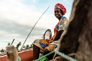 africa_girl_smiling_boat