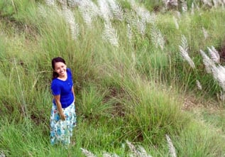 asia_girl_smiling_field