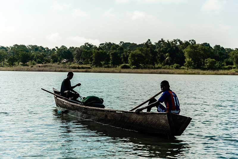 ghana_lake_volta_boys_boat