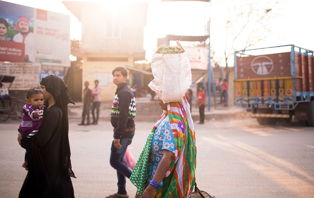 india_border_people_walking