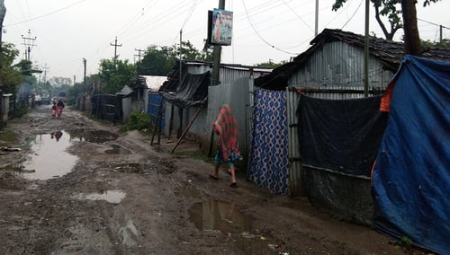 india_shacks_mud_road