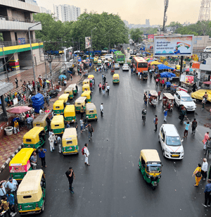 india_train_station_rickshaws