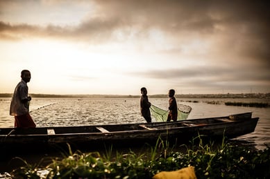 lake_volta_ghana_boys_net_boat2