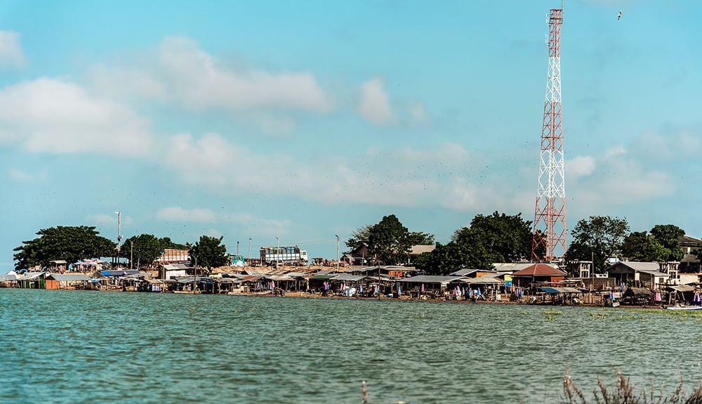 lake_volta_shoreline_shacks