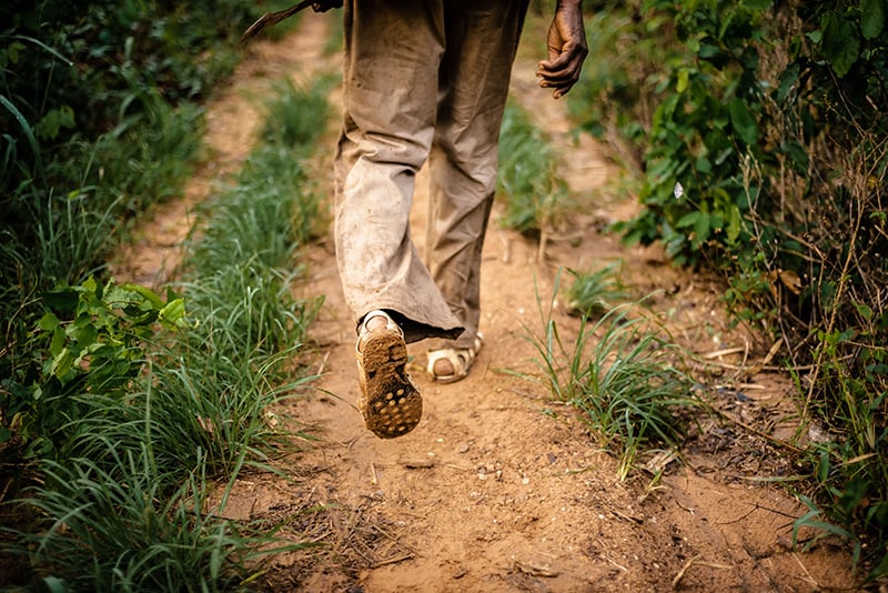 walking_dirt_road_africa