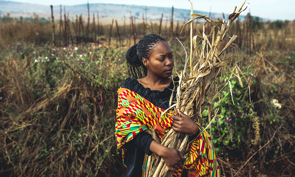 young_woman_field_labor_africa